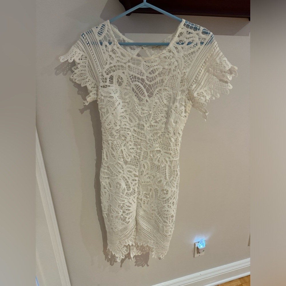 Elegant White Main Strip Dress